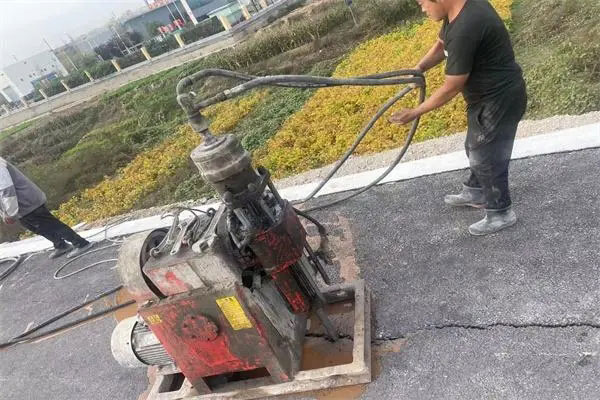 喜德马路面下沉注浆加固